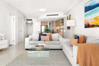 Waterfront Elegance with Pool & Jetty Access - Buddina - 4