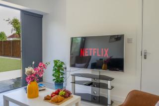 7 Bedroom Entire House in Harrow Greater London, 2 Private Parking, Hi Speed WiFi - Hatch End - 0