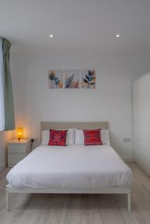 7 Bedroom Entire House in Harrow Greater London, 2 Private Parking, Hi Speed WiFi - Hatch End - 9