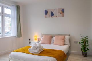 7 Bedroom Entire House in Harrow Greater London, 2 Private Parking, Hi Speed WiFi - Hatch End - 3