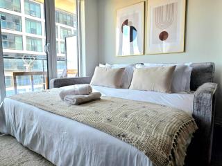 Classy and Luxury 2 bedroom apartment 5 mins to Dundas Square - 1