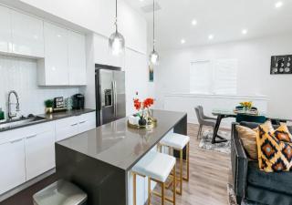 Cozy and Chic 3BR Retreat in Downtown Houston - 2