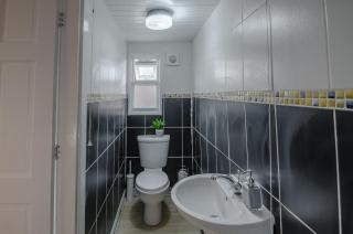 Ensuite Studio with Kitchenette Dudley DY2 - 5