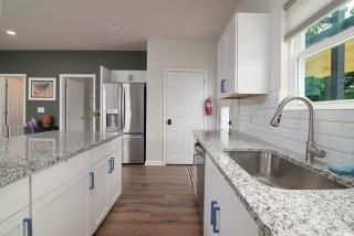 Modern Ranch Fenced Backyard - 6 mins to South End - Charlotte - 2