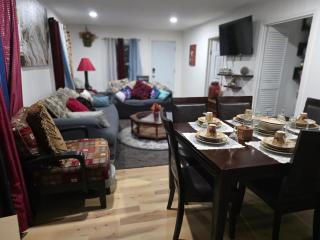 Charming 3 bedroom 2 bath home in Bloomfield with wishing well - Bloomfield - 2