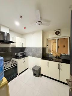 Modern Urban Escape, Pool, Hot Tub, BBQ, Work Nook - Lahore - 8