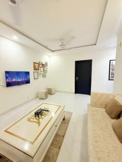 Modern Urban Escape, Pool, Hot Tub, BBQ, Work Nook - Lahore - 4