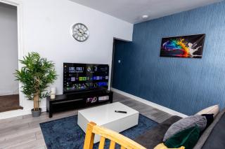 Wolverhampton 4-Bed Contractor & Family House - Fallings Park - 0