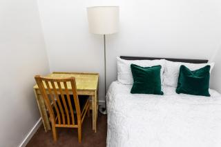 Wolverhampton 4-Bed Contractor & Family House - Fallings Park - 6