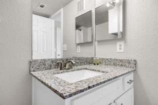 2BR Spacious Getaway Near Dwntown, Pool, UT Austin - Austin - 3