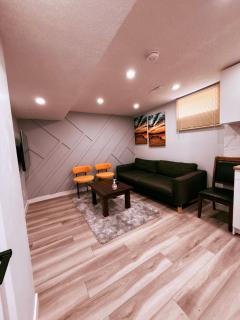 Spacious 2 bedroom 3 beds lower unit with separate entrance and parking space Near Downtown, Calgary Zoo, Costco and many more - Calgary - 5