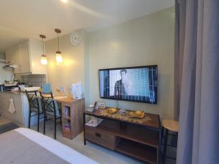 Budget Condo near Ayala Mall Cebu & IT Park - Sea and City View with Balcony - Cebu City - 9