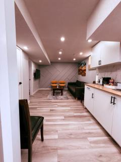 Spacious 2 bedroom 3 beds lower unit with separate entrance and parking space Near Downtown, Calgary Zoo, Costco and many more - Calgary - 7