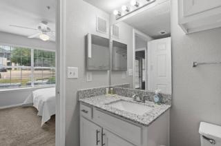 2BR Modern Hideaway near Downtown, Gated, Pool - Austin - 8