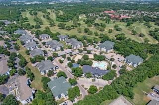 2BR Modern Hideaway near Downtown, Gated, Pool - Austin - 7