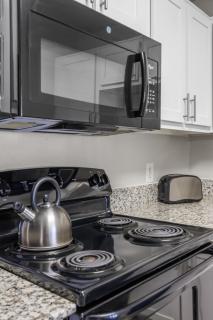 2BR Modern Hideaway near Downtown, Gated, Pool - Austin - 6