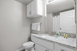 2BR Modern Hideaway near Downtown, Gated, Pool - Austin - 4