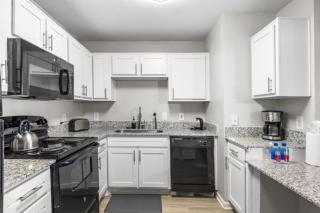 2BR Modern Hideaway near Downtown, Gated, Pool - Austin - 1