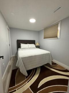 Spacious 2 bedroom 3 beds lower unit with separate entrance and parking space Near Downtown, Calgary Zoo, Costco and many more - Calgary - 9