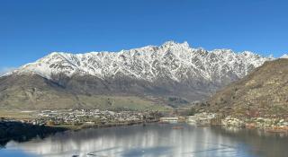 Stunning & modern home with fantastic lake views - 9