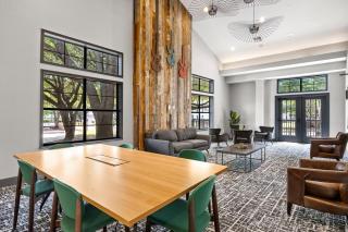 3BR Luxe Oasis near Downtown, Pool, Gym, Bball Crt - Austin - 9