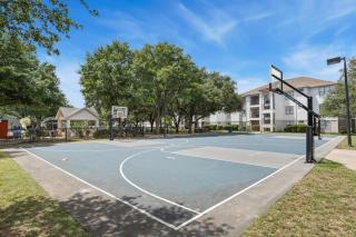 3BR Luxe Oasis near Downtown, Pool, Gym, Bball Crt - Austin - 6