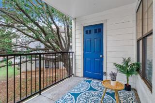 Cozy Retreat Near UT & Downtown - Austin - 8