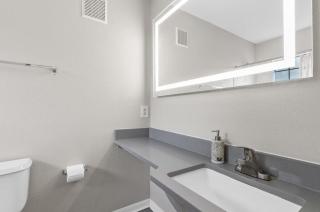 Cozy Retreat Near UT & Downtown - Austin - 6