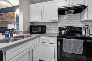 Cozy Retreat Near UT & Downtown - Austin - 3