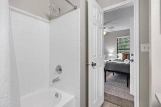 Cozy Retreat Near UT & Downtown - Austin - 2