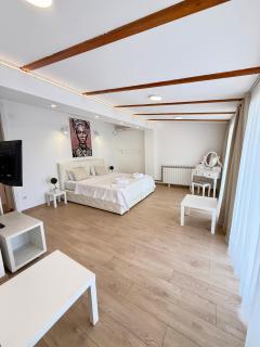 Private home with pool & beach, Vacation Near Center, Yard, BBQ, Mountain View, Free Parking - Belgrado - 1