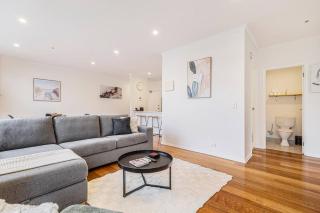 Cityscape Retreat - Modern Comfort near Yarra River - Melbourne - 5