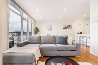 Cityscape Retreat - Modern Comfort near Yarra River - Melbourne - 2