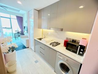 1017 Modern Studio With Flamingo Livings - 0
