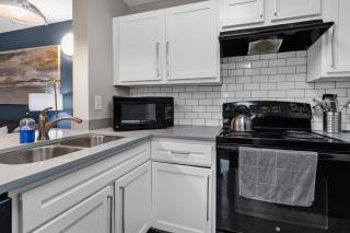 Modern 2BR Downtown Austin Pool, Gym, Parking - Austin - 2