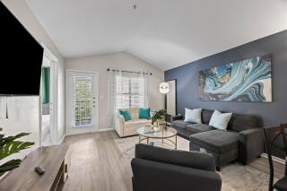 Stylish 2BR in Downtown, Pool Gym, near Airport - Austin - 0