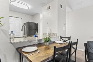 Stylish 2BR in Downtown, Pool Gym, near Airport - Austin - 6