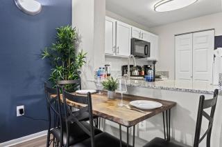 Stylish 2BR in Downtown, Pool Gym, near Airport - Austin - 2