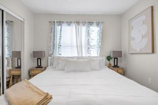 Modern 2BR near Downtown Pool, Gym, Free Parking - Austin - 9