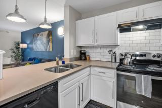 Modern 2BR near Downtown Pool, Gym, Free Parking - Austin - 8