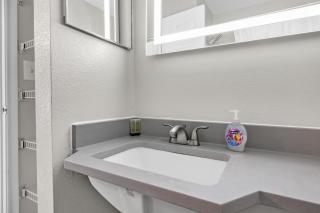 Modern 2BR near Downtown Pool, Gym, Free Parking - Austin - 7