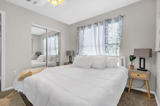 Modern 2BR near Downtown Pool, Gym, Free Parking - Austin - 4