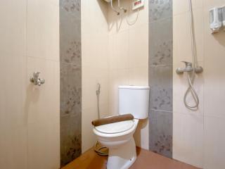 Relaxing 2BR with Pool View Mutiara Bekasi Apartment By Travelio - Bekasi - 5