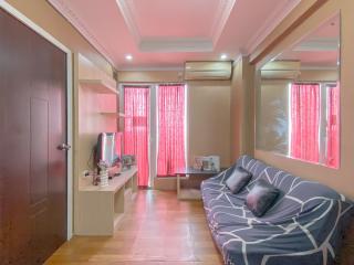 Relaxing 2BR with Pool View Mutiara Bekasi Apartment By Travelio - Bekasi - 8