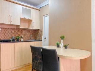 Relaxing 2BR with Pool View Mutiara Bekasi Apartment By Travelio - Bekasi - 6