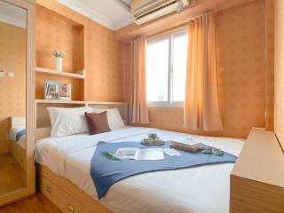 Relaxing 2BR with Pool View Mutiara Bekasi Apartment By Travelio - Bekasi - 3