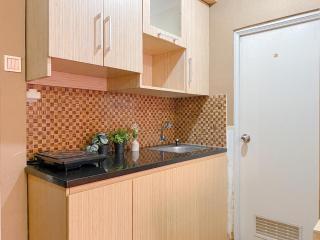 Relaxing 2BR with Pool View Mutiara Bekasi Apartment By Travelio - Bekasi - 7