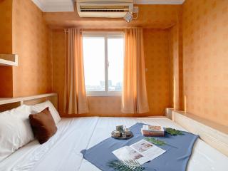 Relaxing 2BR with Pool View Mutiara Bekasi Apartment By Travelio - Bekasi - 2