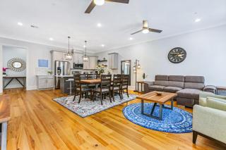 Hosteeva Stunning 4 BR Condo w Pool Steps to St Charles Ave - New Orleans - 6