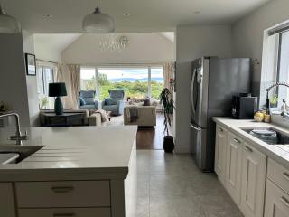 Galway Coastal Retreat - beautiful relaxing 5 BR Home with spectacular views of Galway Bay - Galway - 3